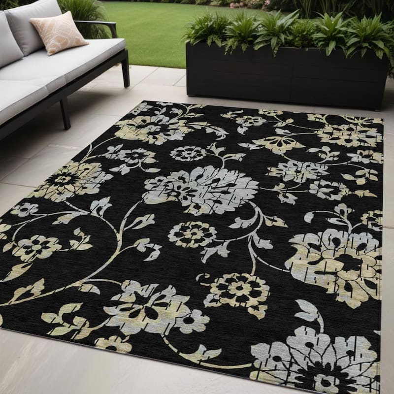HomeRoots Floral Transitional Rectangle Outdoor Rug - 5' X 8'