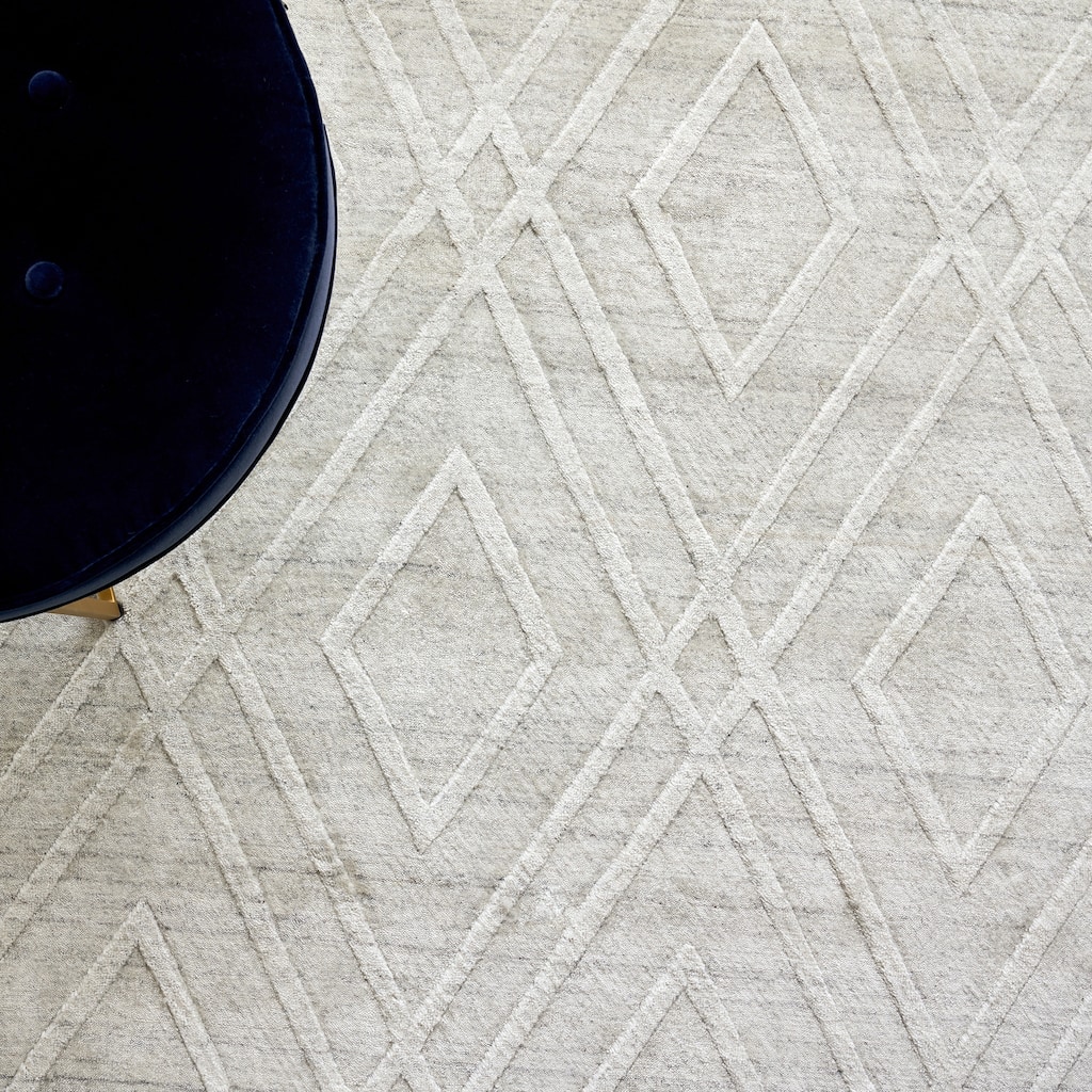 EXQUISITE RUGS Castelli Hand-loomed Bamboo Silk/Wool Ivory Area Rug.