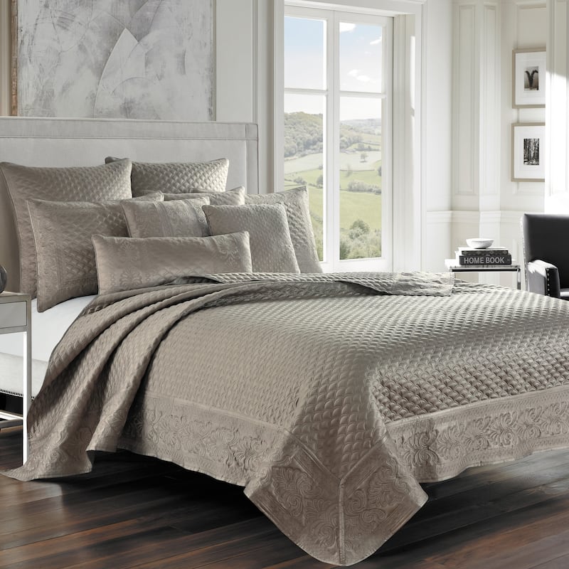 J. Queen New York Lyndon Coverlet Quilt
