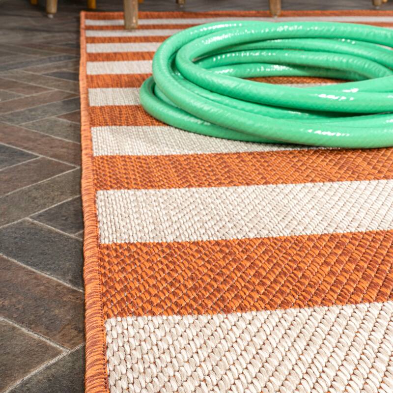 JONATHAN Y Vinales Two-Tone Wide Stripe Indoor/Outdoor Area Rug