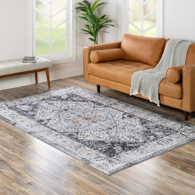 Traditional Tira Collection Area Rug