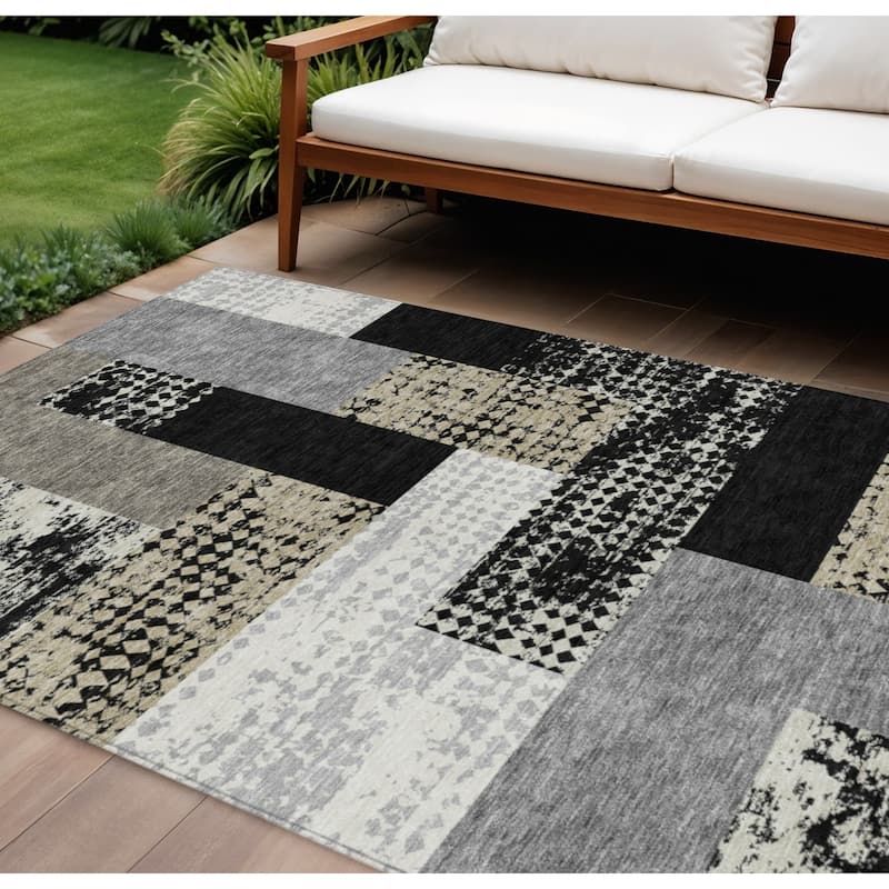 HomeRoots Geometric Transitional Rectangle Outdoor Rug - 9' X 12'