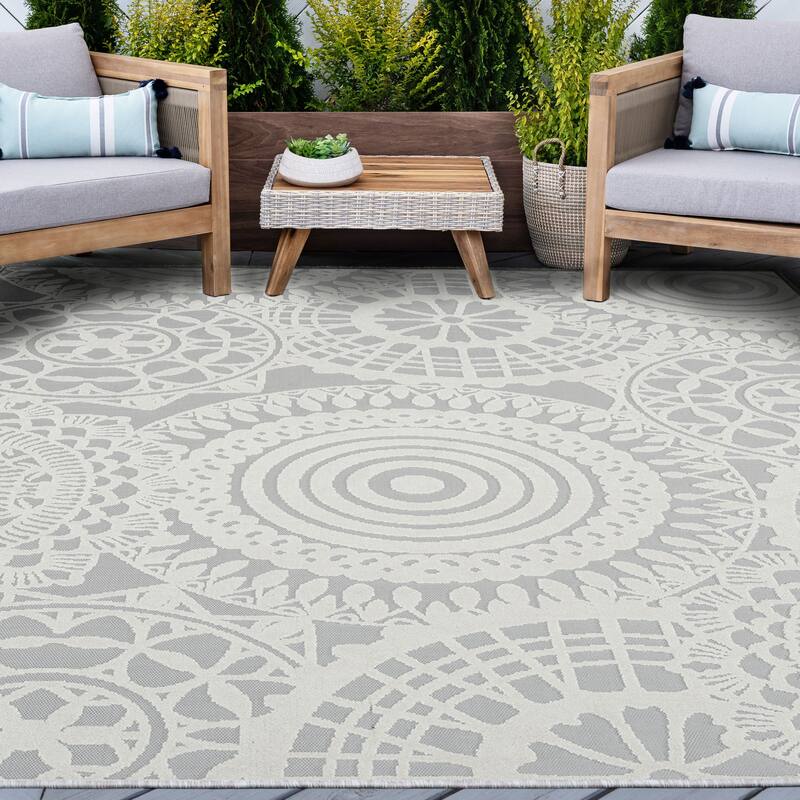 Cruise Bohemian & Eclectic Geometric Indoor/Outdoor Area Rug - 5'3'' x 7'3'' - Gray/White