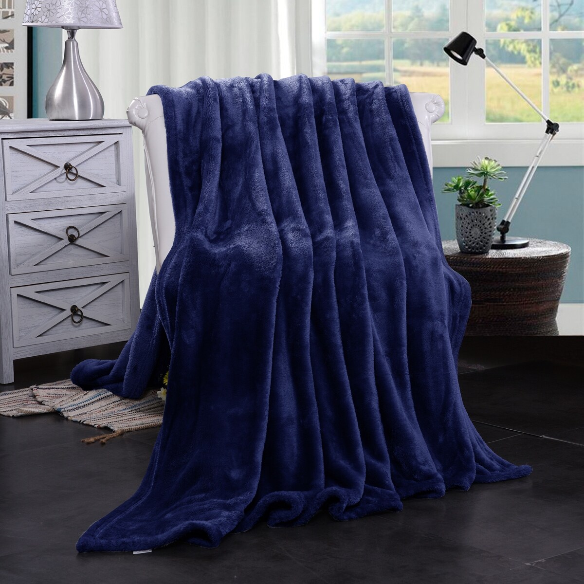 Luxury Soft Flannel Fleece Blanket for All Seasons  -image