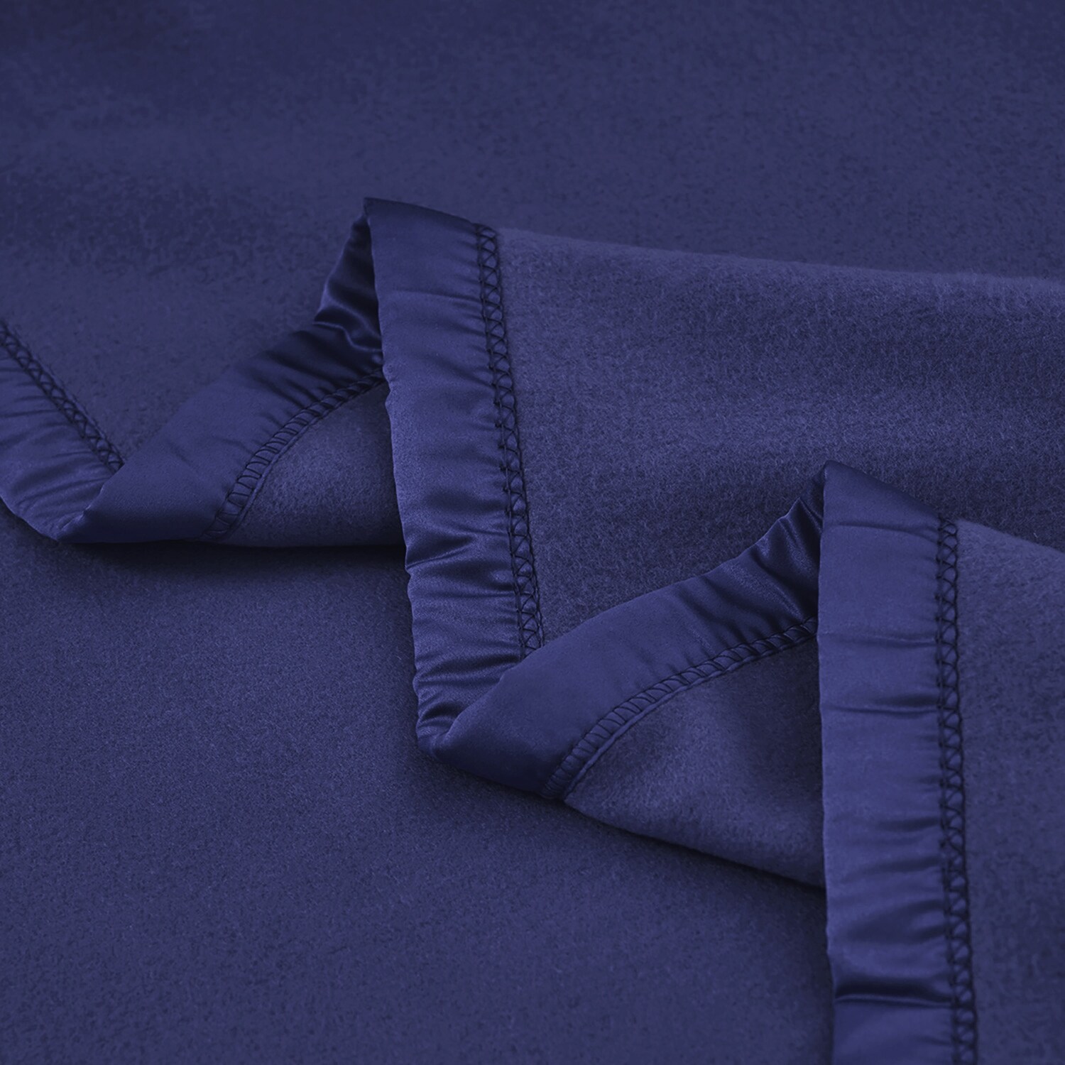 Cozy Summer Satin Fleece Blanket for Warmth & Comfort  -image