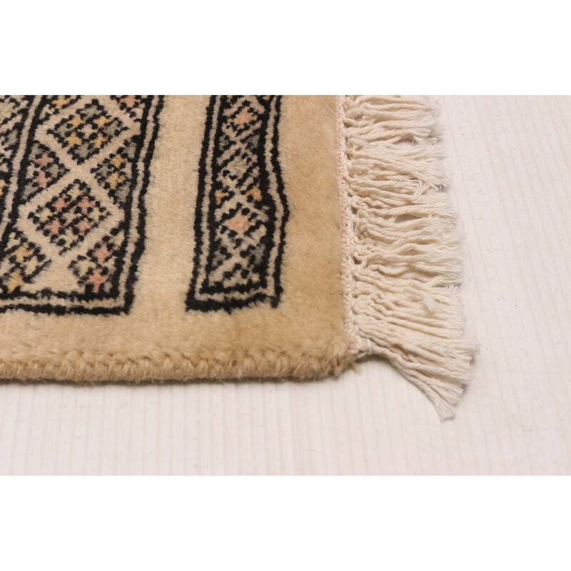 ECARPETGALLERY Hand-knotted Peshawar Bokhara Ivory Wool Rug - 2'8 x 6'3