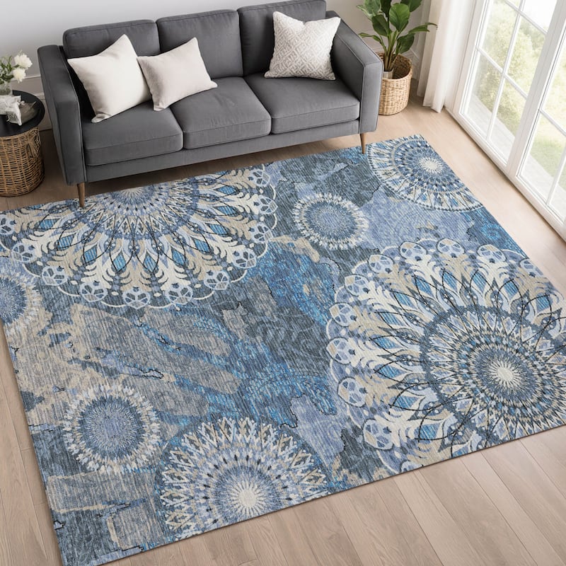 Machine Washable Indoor/ Outdoor Traditional Pinwheel Chantille Rug