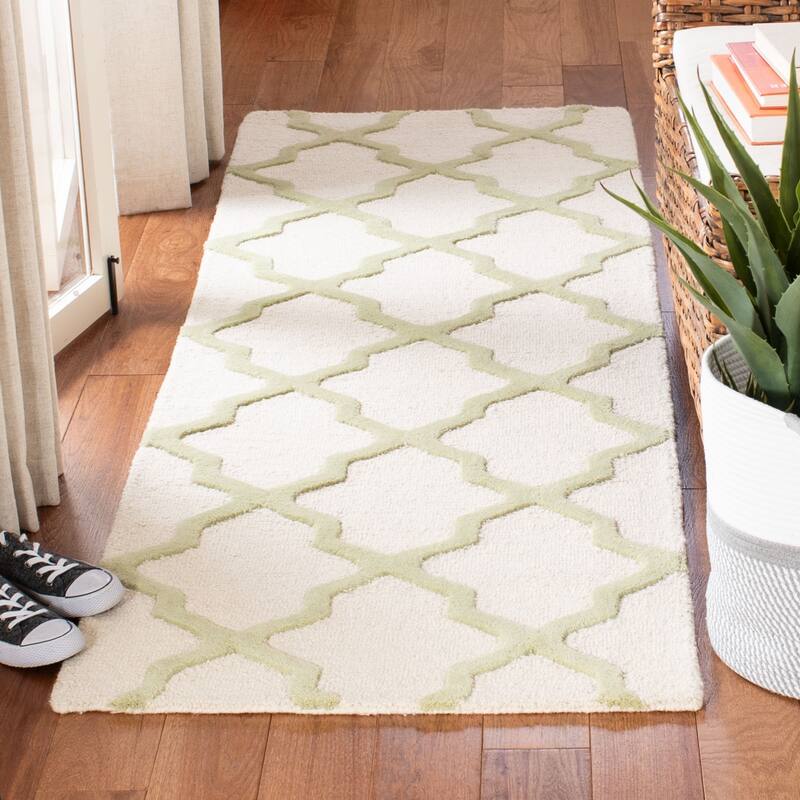 SAFAVIEH Handmade Cambridge Eirny Moroccan Trellis Wool Rug - 2'6" x 8' Runner - Ivory/Light Green