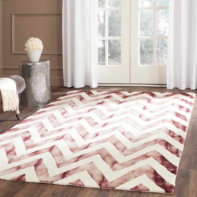SAFAVIEH Dip Dye Erkhild Hand-tufted Wool Chevron Area Rug - 5' x 8' - Ivory/Maroon