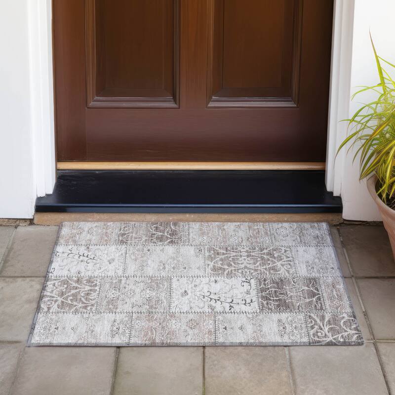 Machine Washable Indoor/ Outdoor Traditional Patchwork Chantille Rug