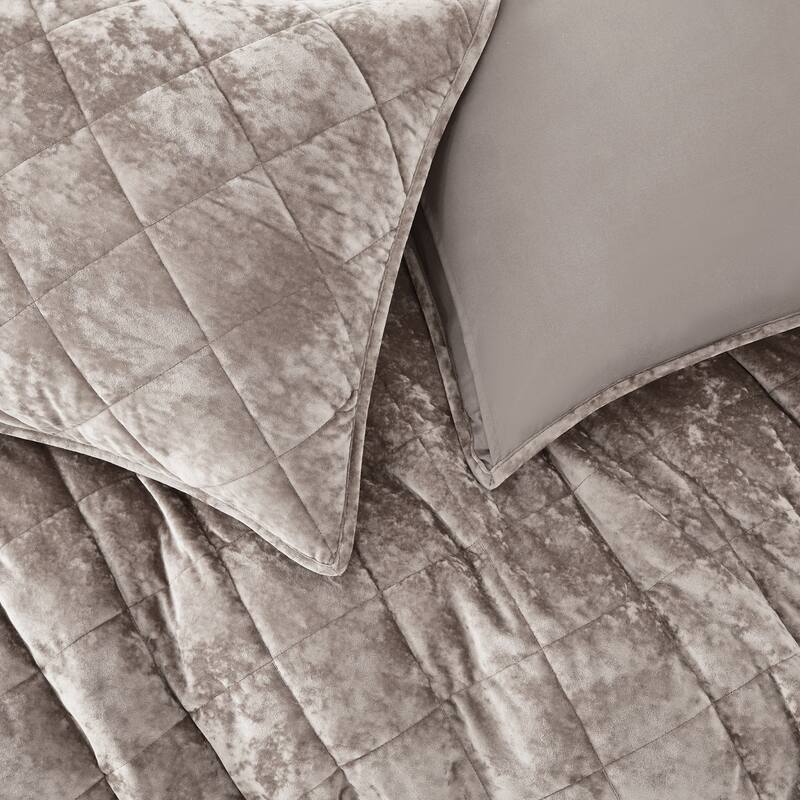 Wonderful Diamond Velvet 3 Piece Quilt Set