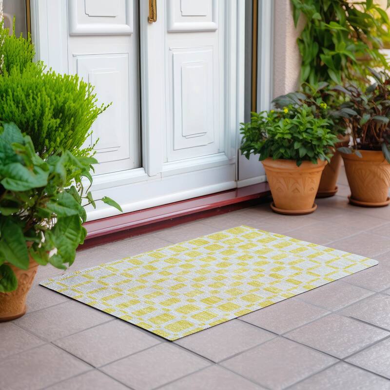 Machine Washable Indoor/ Outdoor Chantille Geo Contemporary Rug - Yellow - 1'8" x 2'6"