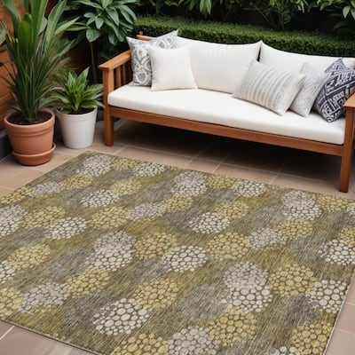 HomeRoots Polka Dot Transitional Rectangle Outdoor Rug