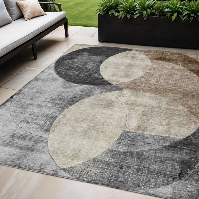 HomeRoots Geometric Transitional Rectangle Outdoor Rug - 5' X 8'