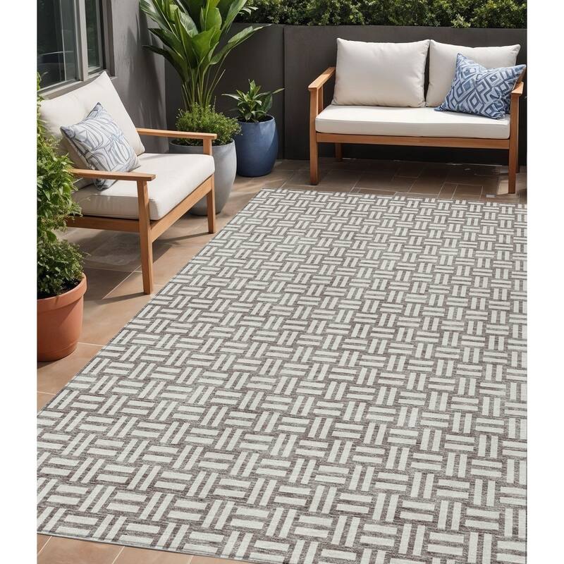 HomeRoots Geometric Transitional Rectangle Outdoor Rug - 5' X 8'