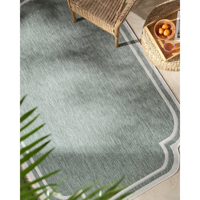 Livabliss Miami Beach Traditional Indoor/Outdoor Area Rug - 2'7" x 7'3" - Light Grey