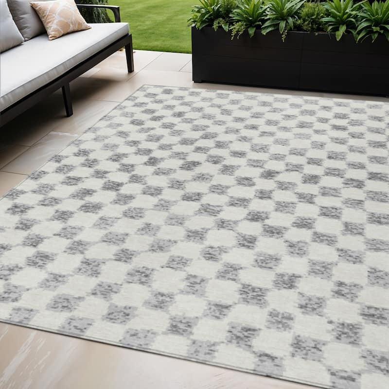 HomeRoots Geometric Transitional Rectangle Outdoor Rug - 5' X 8'