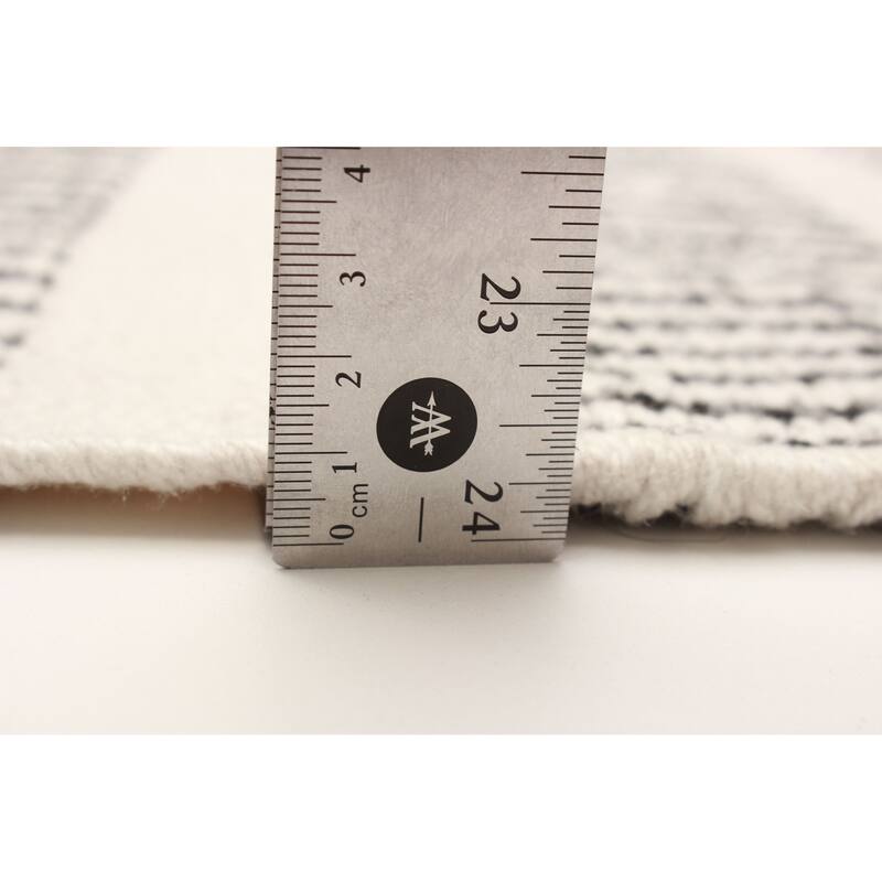 Sienna Black, White Rug 5'3" x 7'7" - 5'3 x 7'7