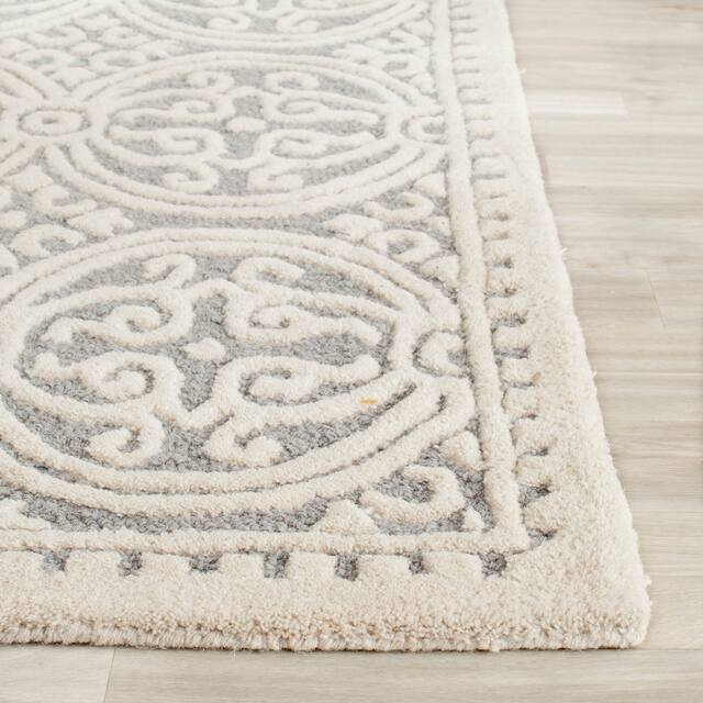 SAFAVIEH Handmade Cambridge Myrtis Moroccan Wool Rug