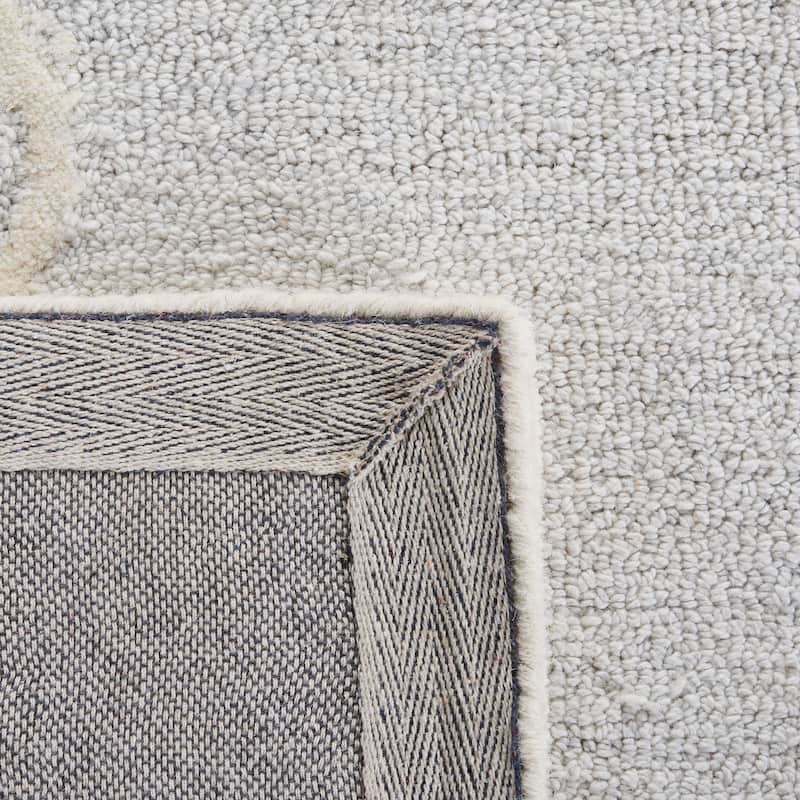 SAFAVIEH Handmade Micro-Loop Gerhild Medallion Wool Rug
