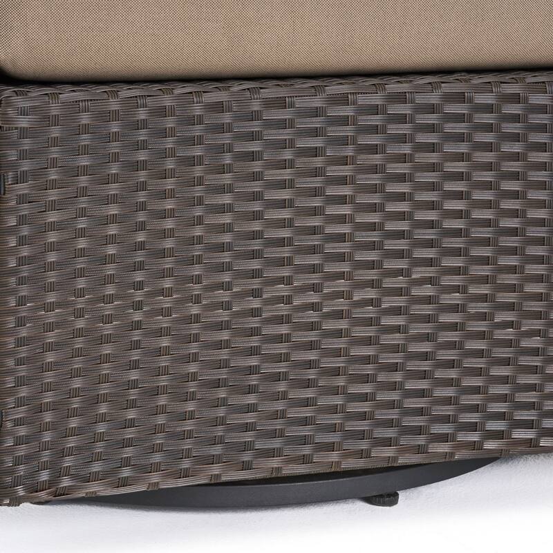 Comfortable and Flexible Outdoor Swivel Patio Chair with Cushions