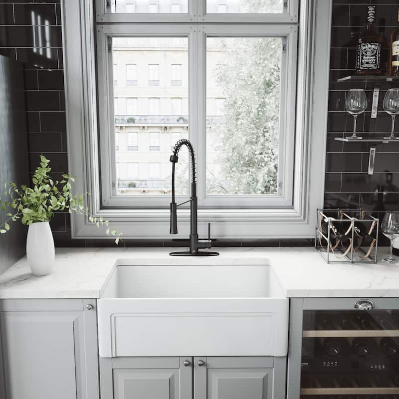 VIGO Laurelton 22" H Single Handle Pull-Down Sprayer Kitchen Faucet