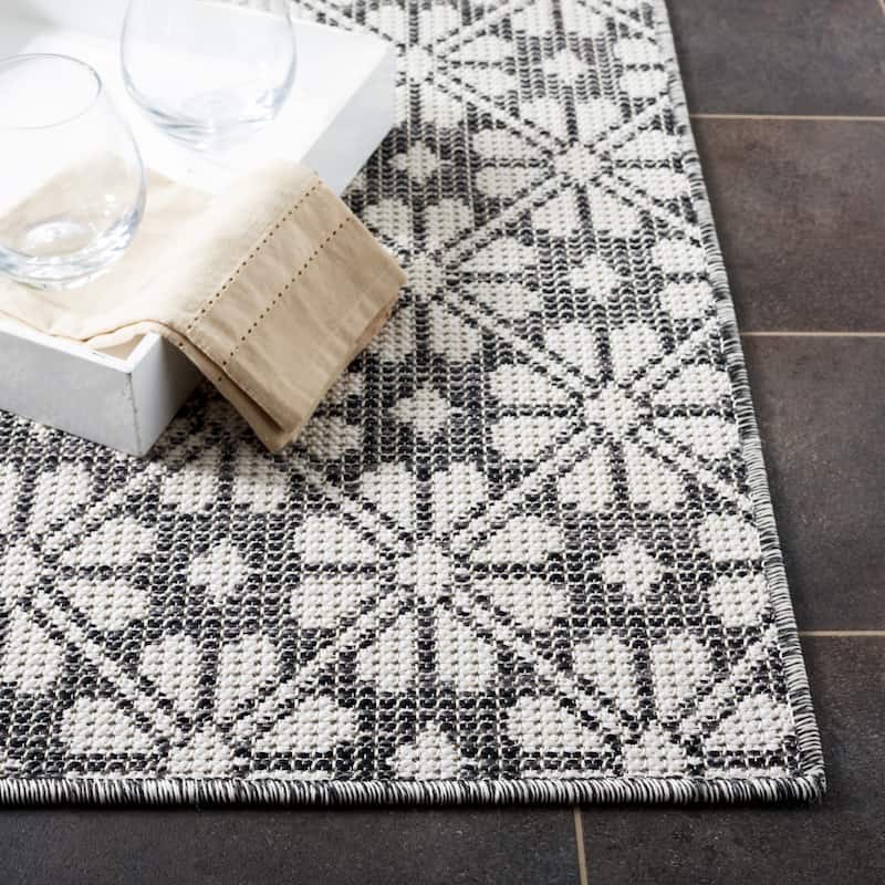 Martha Stewart by SAFAVIEH Matty Indoor/ Outdoor Rug