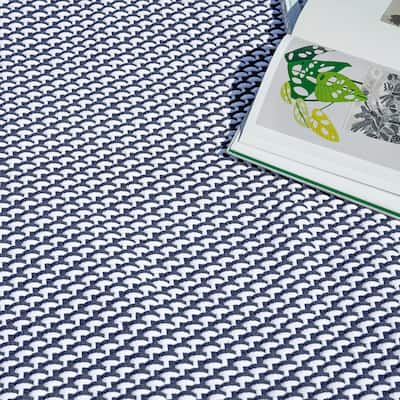 Harbor Indoor/Outdoor Handwoven Polypropylene Blue/White Area Rug.