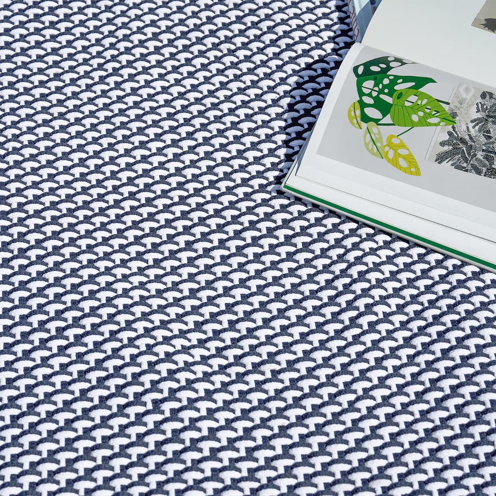 Harbor Indoor/Outdoor Handwoven Polypropylene Blue/White Area Rug.