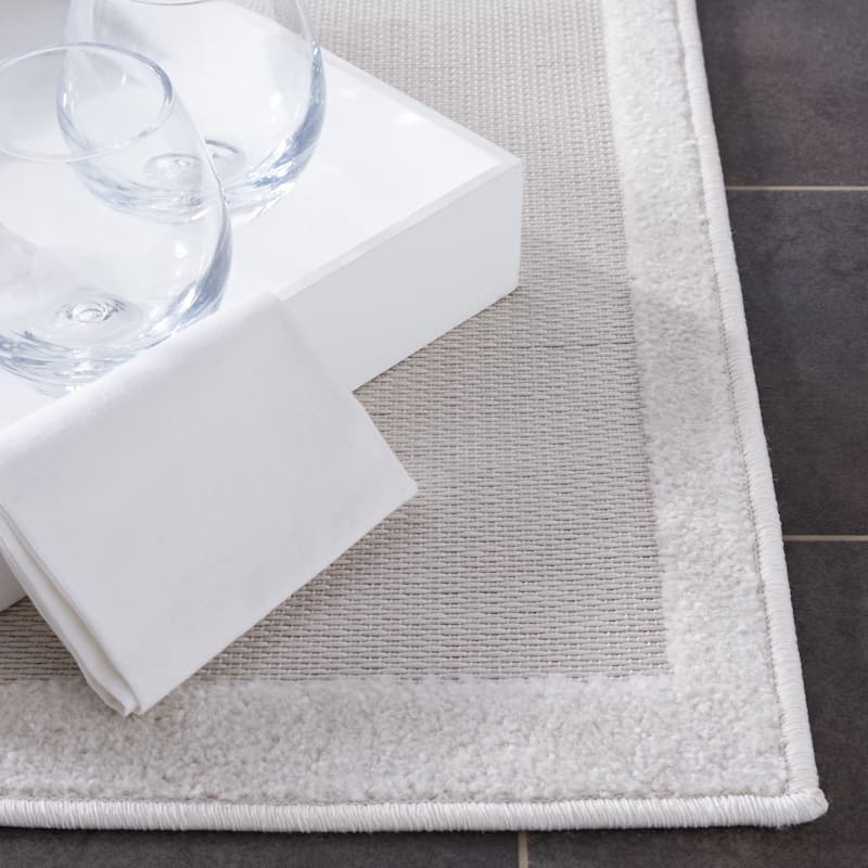 SAFAVIEH Sarasota Enza Indoor/ Outdoor Waterproof Patio Backyard Rug