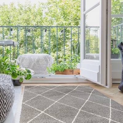 Gertmenian Thayer Diamond Modern Trellis Grey Shag Area Rug