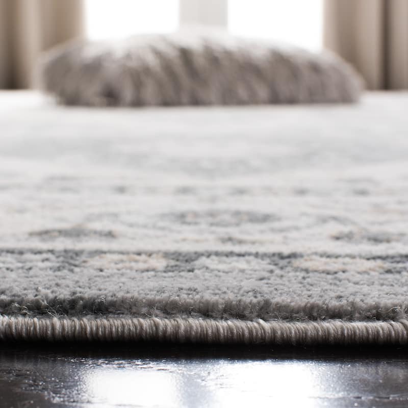 SAFAVIEH Isabella Vergilia Traditional Oriental Rug - Grey/Cream - 5' 3" x 7' 6"