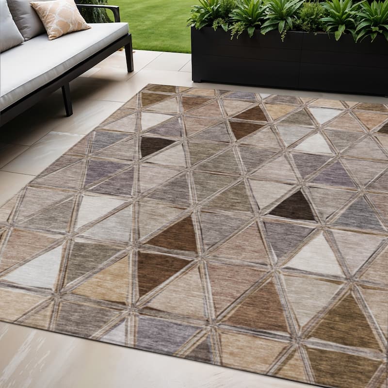 HomeRoots Geometric Transitional Rectangle Outdoor Rug - 5' X 8'