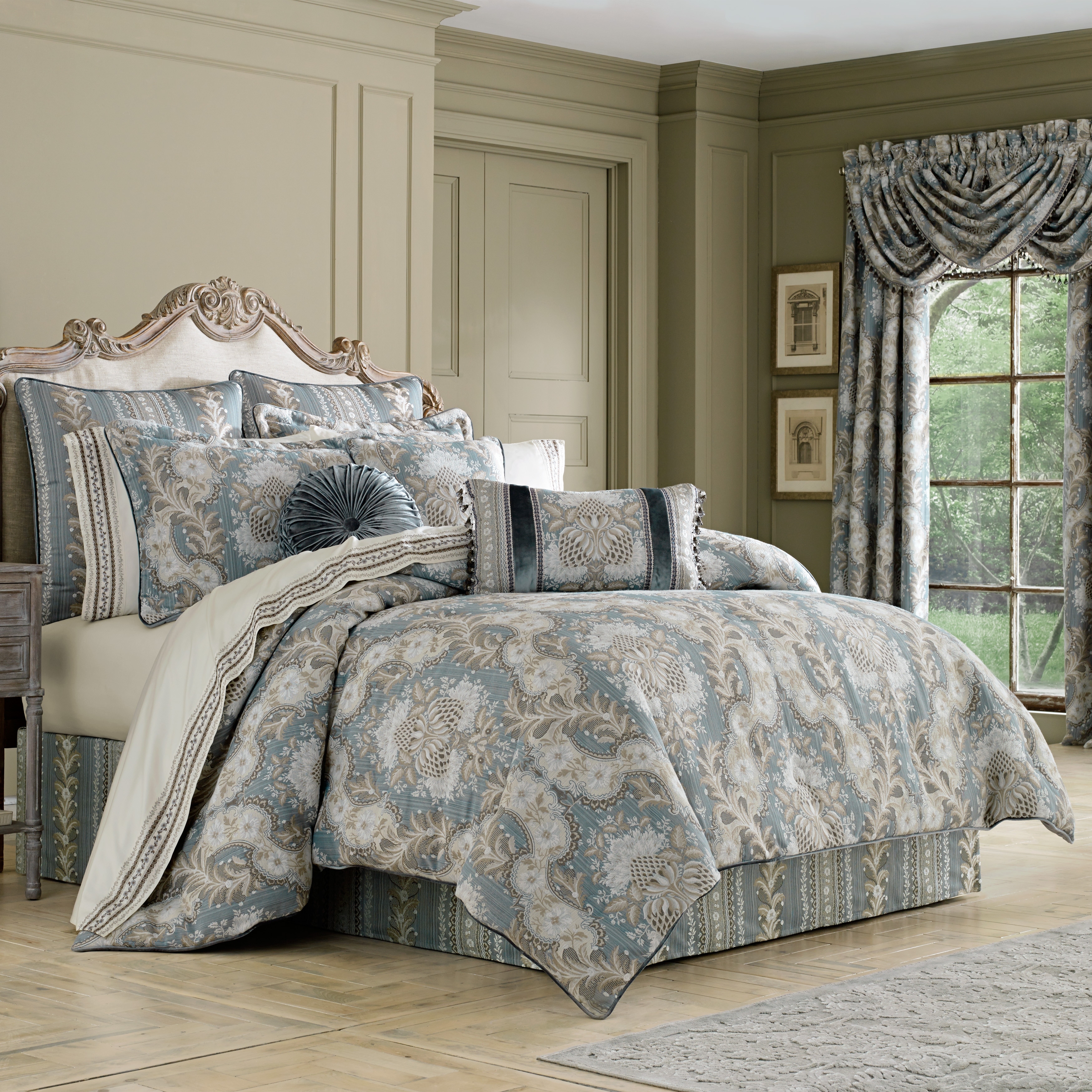 https://ak1.ostkcdn.com/images/products/is/images/direct/cc23269902b412b80a2e07d1a071b625c25aea61/J.-Queen-New-York-Crystal-Palace-Comforter-Set.jpg