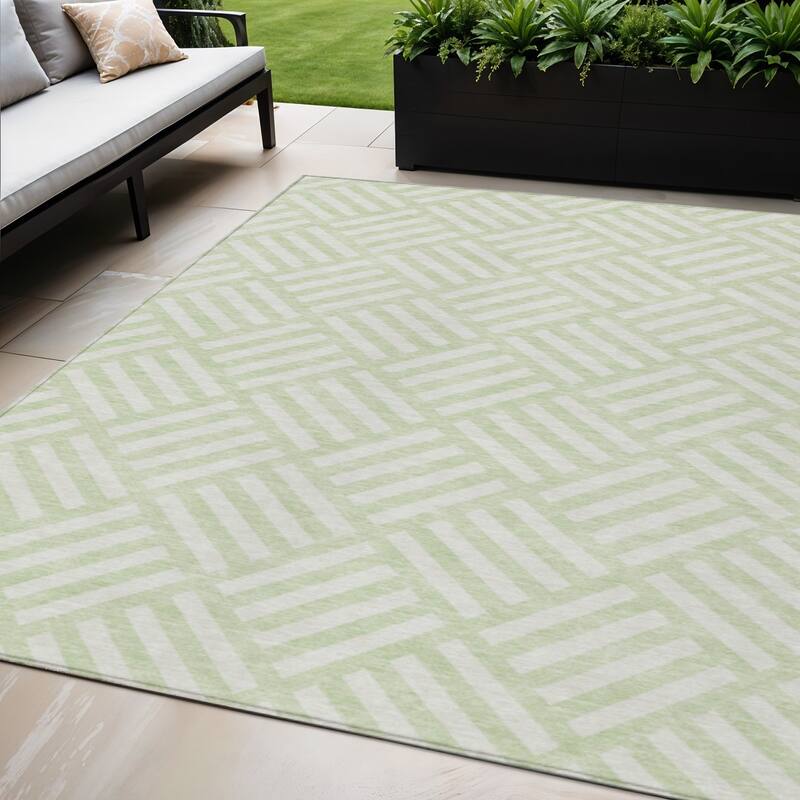 HomeRoots Geometric Transitional Rectangle Outdoor Rug - 5' X 8'