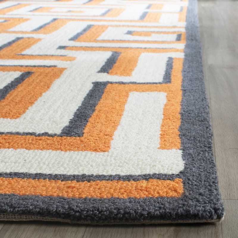 SAFAVIEH Handmade Four Seasons Eyja Floral Rug