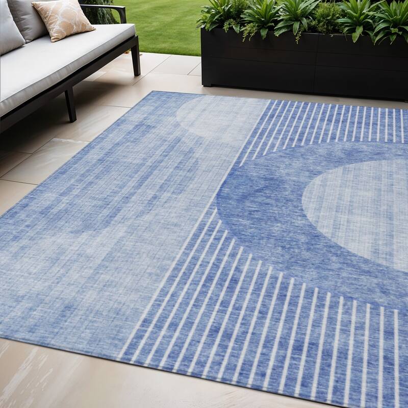 HomeRoots Geometric Transitional Rectangle Outdoor Rug - 5' X 8'