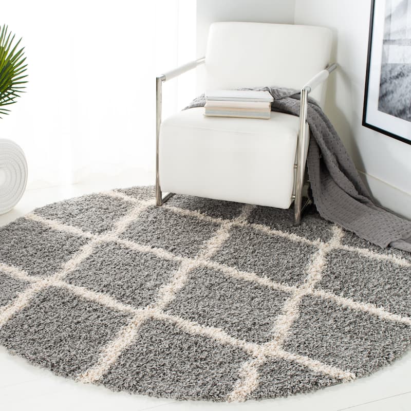 SAFAVIEH Dallas Shag Hacer Trellis 1.5-inch Thick Rug - 6' x 6' - Grey/Ivory - Runner/Round
