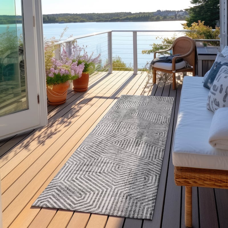 Machine Washable Indoor/ Outdoor Chantille Contemporary Maze Rug - Silver - 2'3" x 7'6"