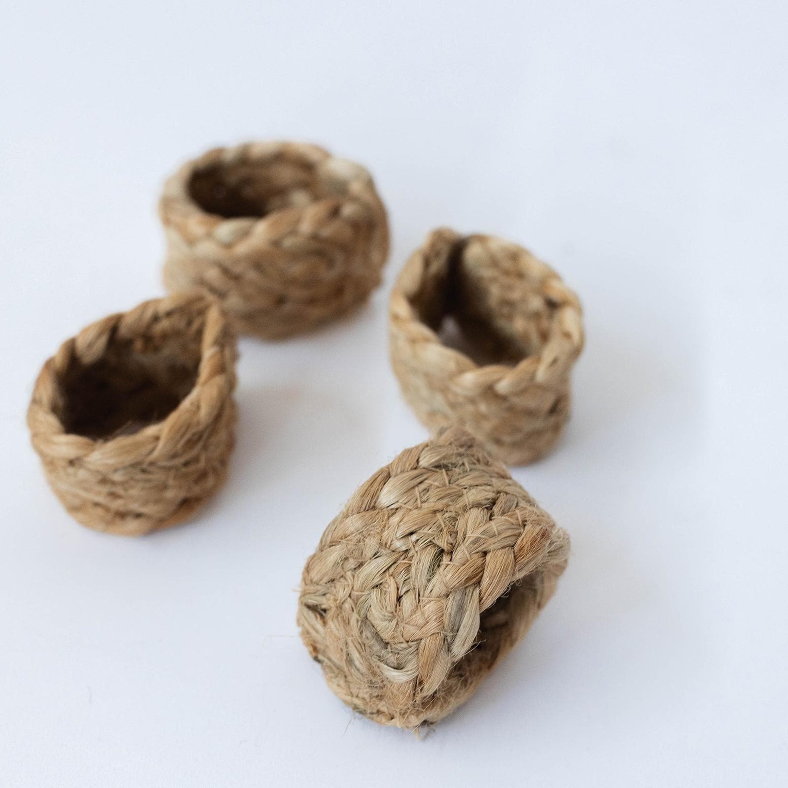 Set Of 4 Braided Jute Napkin Ring - 8' x 11'