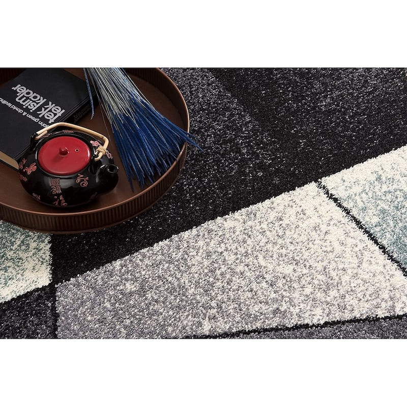 HomeRoots 4' X 6' Gray And Blue Prism Pattern Area Rug