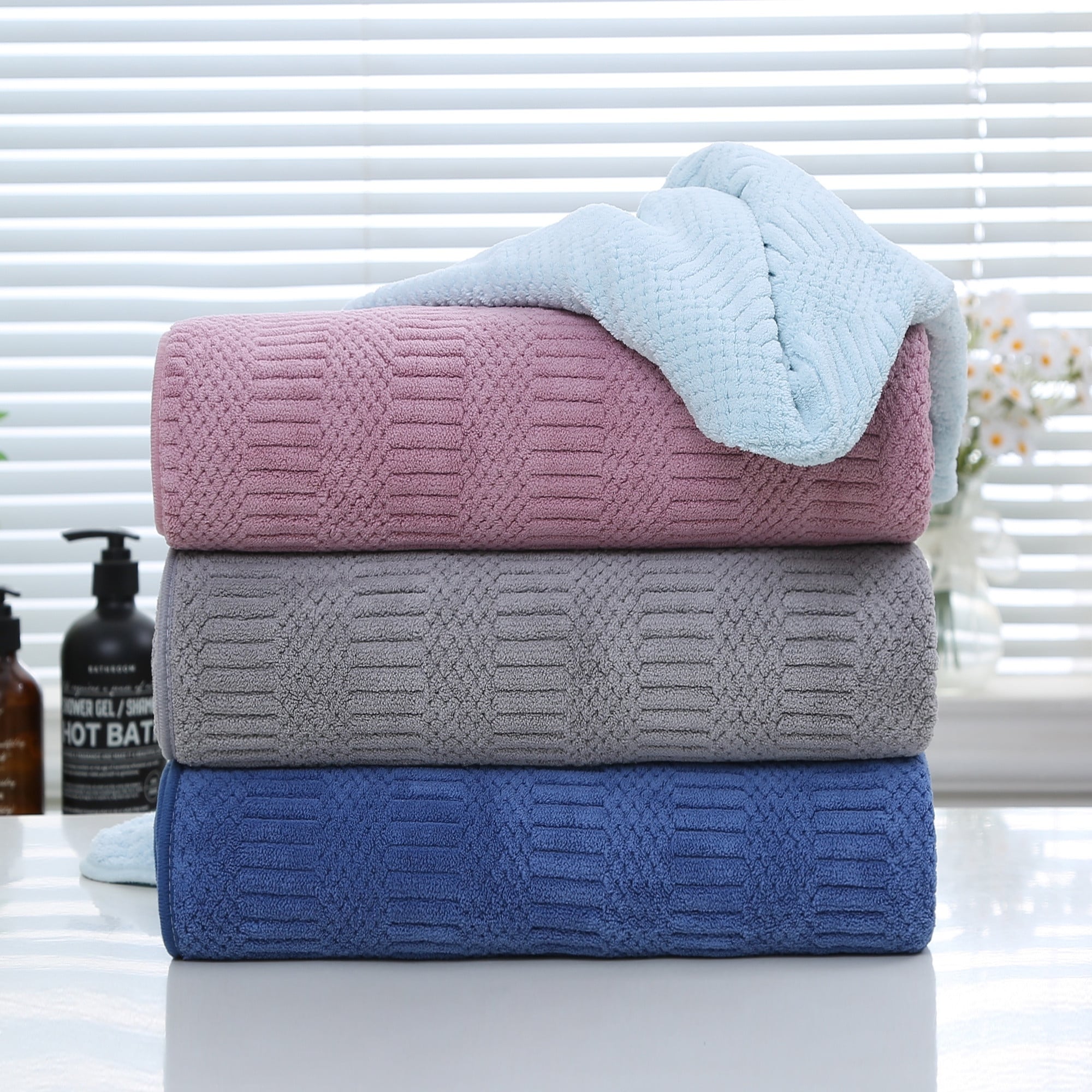 Geometric Jacquard Fleece Bath Towel Set of 2 with Hanging Loops, Highly Absorbent Towels