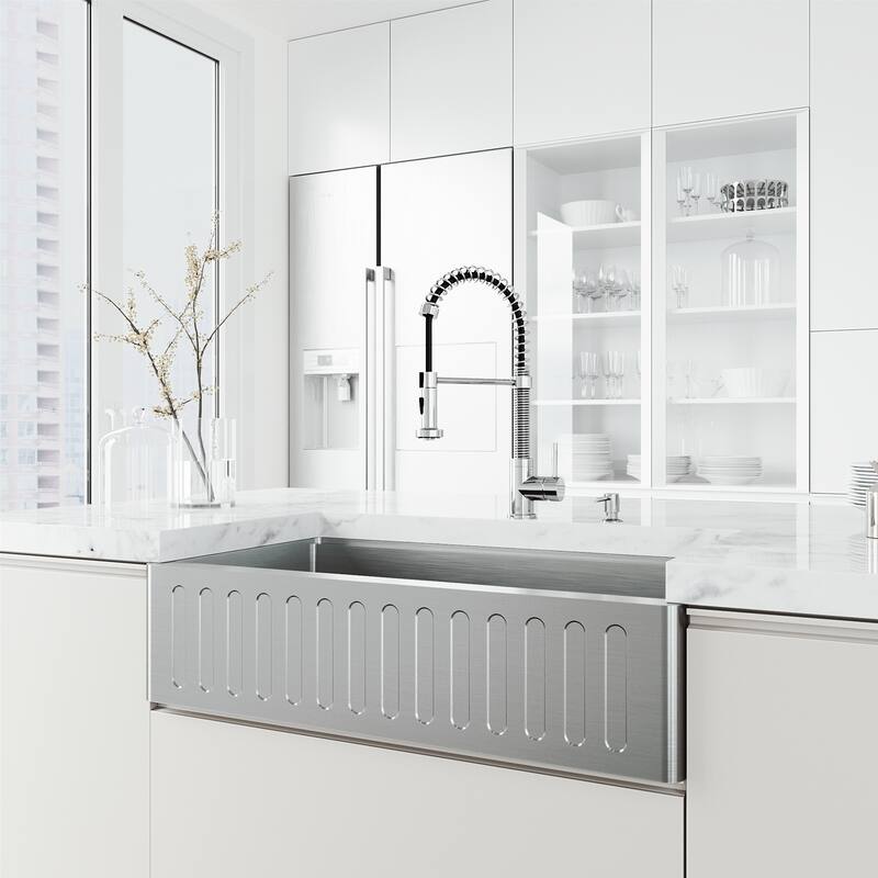 VIGO Edison 19" H Single Handle Pull-Down Sprayer Kitchen Faucet