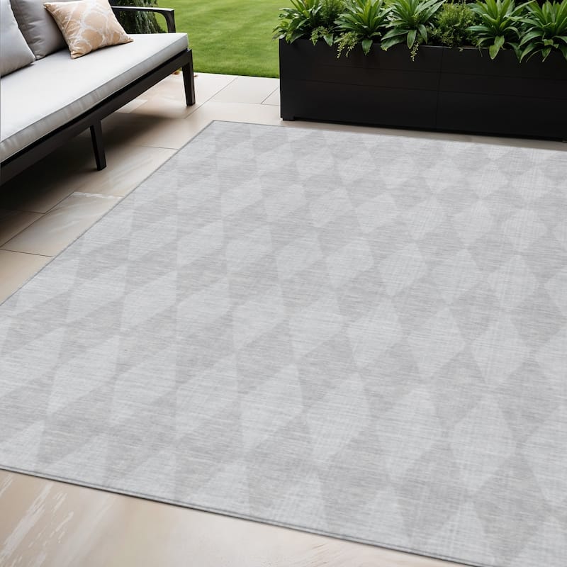 HomeRoots Geometric Transitional Rectangle Outdoor Rug - 5' X 8'
