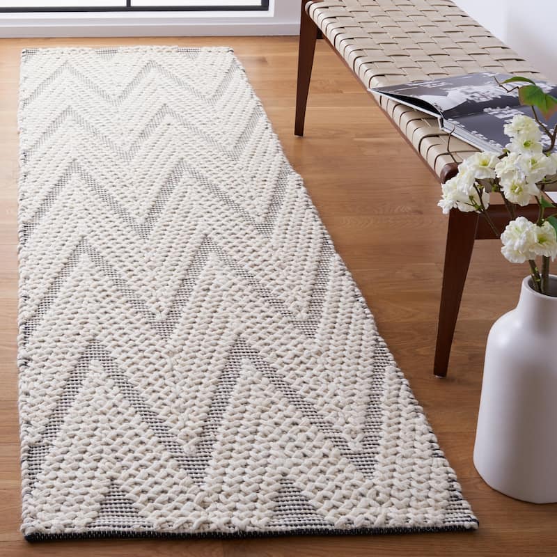 SAFAVIEH Handmade Natura Sofije Chevron Wool Rug - 2'3" x 8' Runner - Ivory/Black