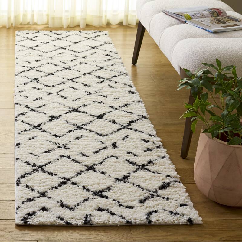 SAFAVIEH Arizona Shag Ghinwa 1.2-inch Thick Rug - 2'3" x 8' Runner - Ivory/Black