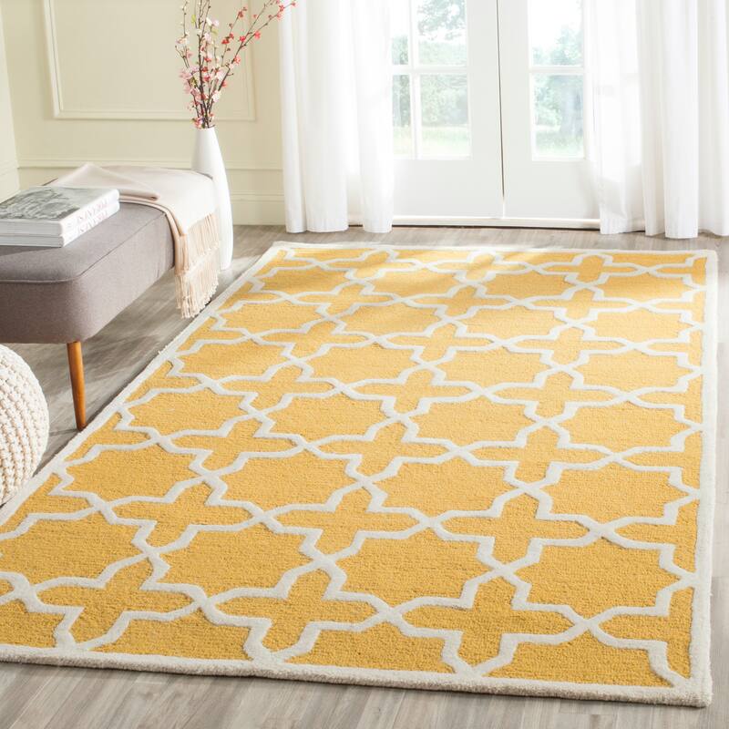 SAFAVIEH Handmade Cambridge Remedios Geometric Wool Rug - 4' x 6' - Gold/Ivory
