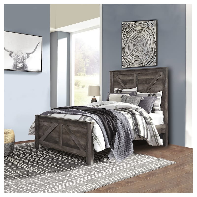 Wynnlow Cross-Buck Panel Bed. - Queen
