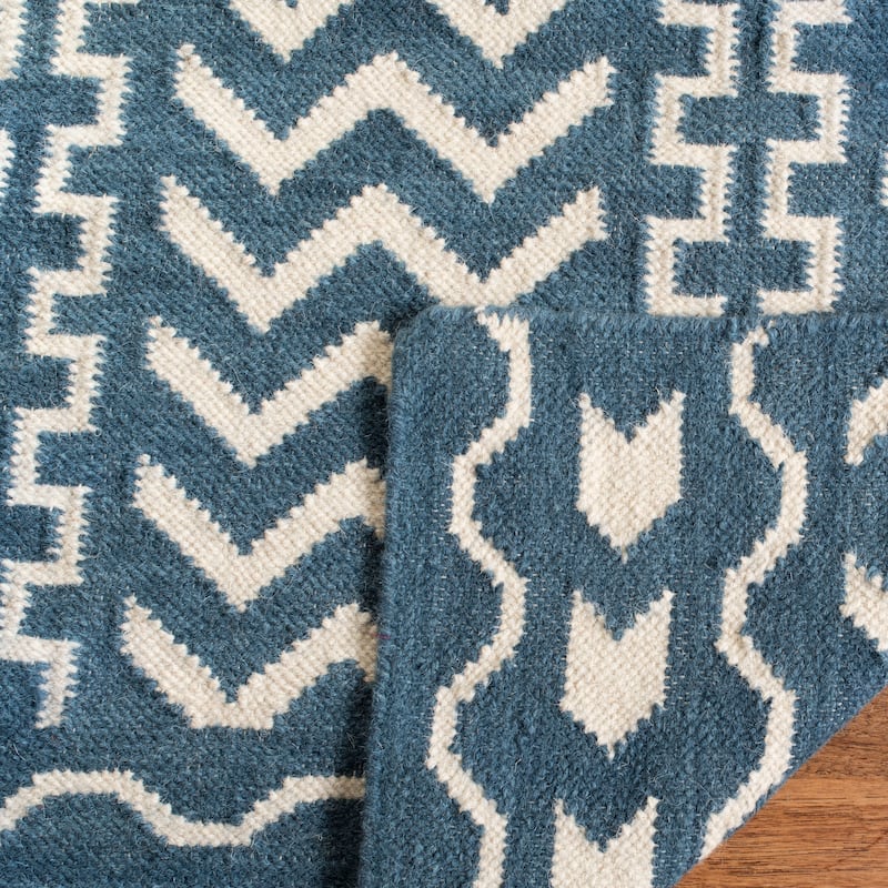 SAFAVIEH Handmade Flatweave Dhurries Krustina Modern Wool Rug