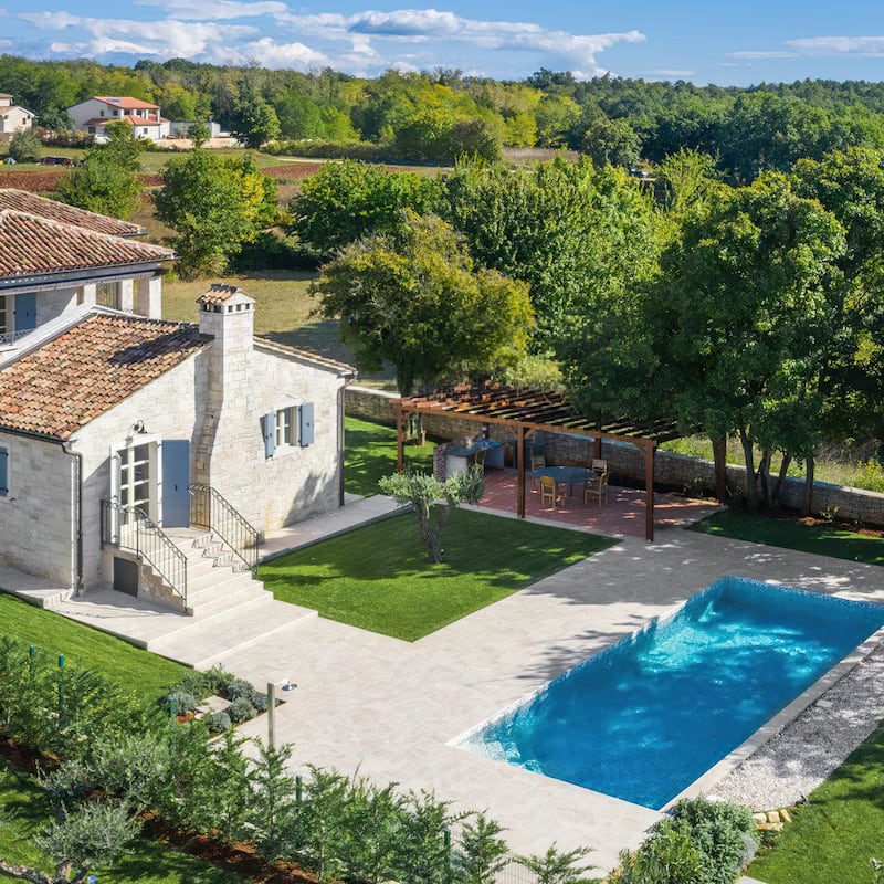 Eco-Luxe Synthetic Lawn: Lush, Low-Maintenance, Available in Various Dimensions